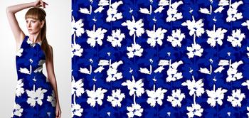 33170v Materiał ze wzorem niebieskie i białe kwiaty na ciemniejszym tle